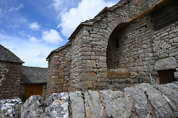 maison en pierre causse de Sauveterre France