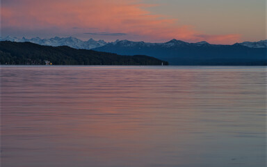 Langzeitbelichtung beim Abendrot am See, brennender Himmel