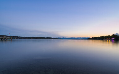 Langzeitbelichtung beim Abendrot am See