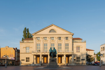 Deutsches Nationaltheater und Staatskapelle Weimar am Theaterplatz am Morgen bei Sonne und blauem...