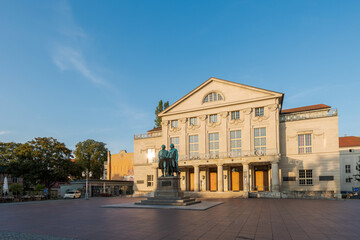 Deutsches Nationaltheater und Staatskapelle Weimar am Theaterplatz am Morgen bei Sonne und blauem...