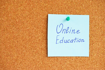 Online Learning, text written on reminder sticky note pinned on cork board