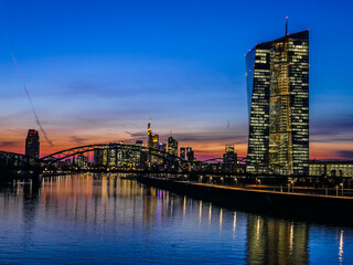 Obraz premium Colorful sunset over downtown Frankfurt and the river Main