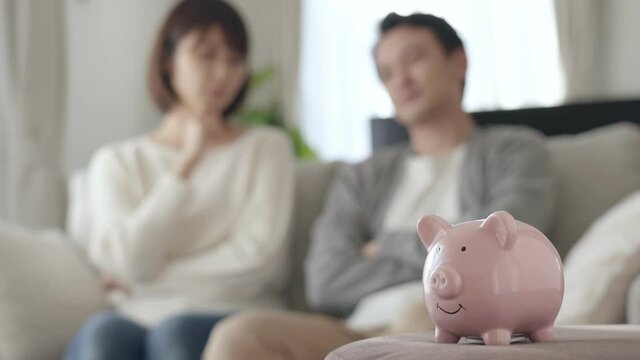 お金について考える夫婦・カップル