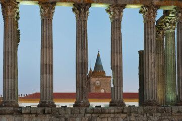 Fototapeta premium Roman temple of Diana at sunset, Santa Maria cathedral in the background, Evora, Alentejo, Portugal, Unesco World Heritage Site