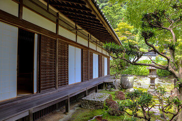 山寺に残る古い木造建築と緑の日本庭園 © 木村　亨