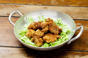 水菜に鳥唐揚げをのせて