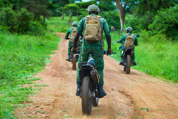 Ranger patroullieren in den nördlichen Nationalparks Tansanias mit dem Motorrad