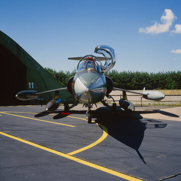 Hardly any other military aircraft has sparked more enthusiasm, but also more controversy than this one, the F-104