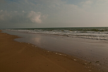 Playa desierta nublada