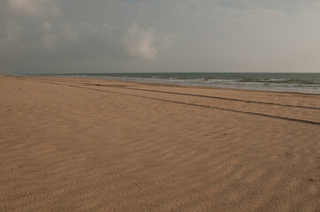 Playa desierta nublada