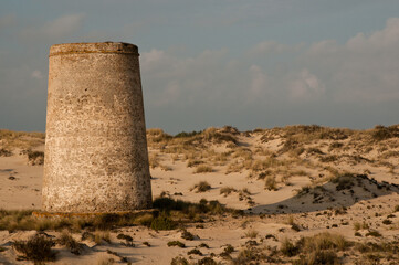 Fototapeta na wymiar Torre vigia en la duna