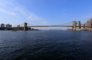 Die Brooklyn Bridge in New York City ist eine kombinierte Hänge- und Schrägseilbrücke und verbindet Manhattan mit Brooklyn. Manhattan, New York City, New York, USA