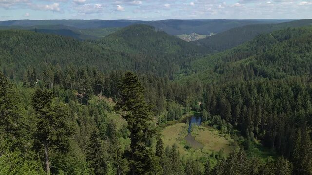 Schwenk &uuml;ber den Schwarzwald Deutschland von der Aussichtsplattform  Ellbachseeblick, mit Ellbachsee und Baiersbronn Mitteltal im Hintergrund