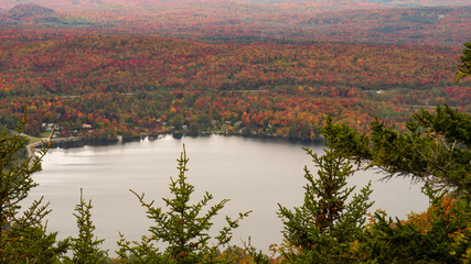 Obraz premium Beautiful view of a lake in the mont-Orford national park, Canada