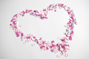 coeur en confettis roses