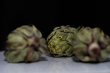 Fototapeta premium primer plano de alcaucil sobre base blanca