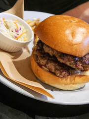 白い皿にのったハンバーガーとサラダ