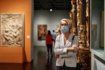 woman visiting museum wearing an antivirus mask