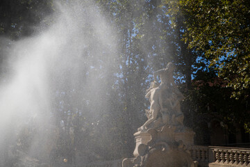 Fontana delle  stagioni, giochi d'acqua con arcobaleno e cielo azzurro, Torino castello del Valentino in Italia