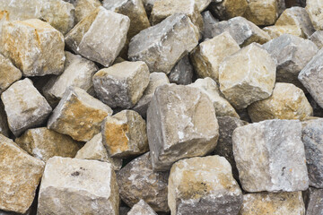 Fototapeta na wymiar Muschelkalk Großpflaster Steine auf einem Haufen