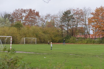 Obraz premium Children playing in a park with their father