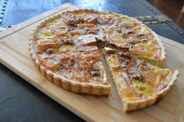 Tarte aux poireaux, camembert, bacon et noix