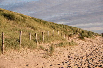 Escrime le long des dunes de sable sur la côte nord de la Hollande entre Zandvoort et Bloemendaal