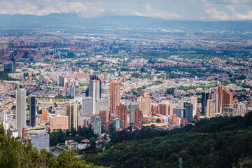 Panorámica desde los cerros orientales de Bogotá DC, ciudad capital de Colombia
Construcciones y...