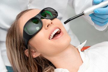 Naklejka premium Using a modern method of laser teeth treatment