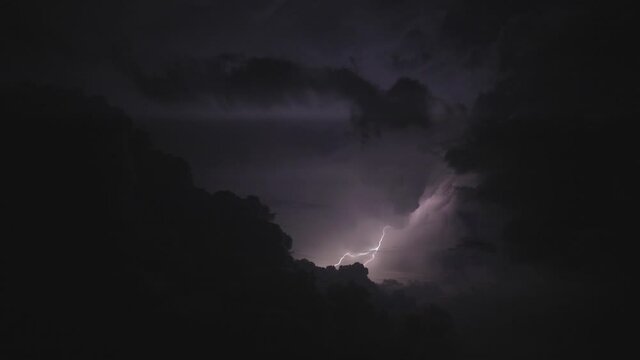 Cielo di notte con fulmini e lampi