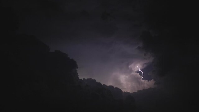 Cielo di notte con fulmini e lampi
