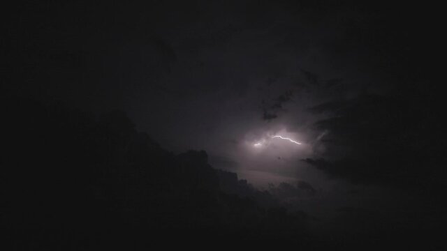 Cielo di notte con fulmini e lampi