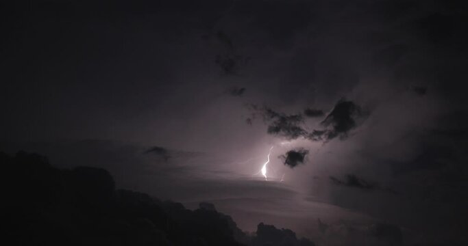 Cielo di notte con fulmini e lampi
