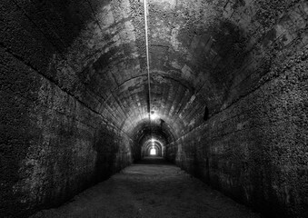 Tunnel Bunker unterirdischer Gang Dunkelheit Mine Furcht Panik Licht Beton Schutzraum Luftschutz...