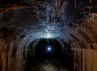 Stollen Tunnel Bunker unterirdischer Gang Dunkelheit Angst Furcht Panik Licht Beton Schutzraum...