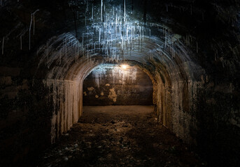 Tunnel Bunker unterirdischer Gang Dunkelheit Angst Furcht Panik Licht Beton Schutzraum Luftschutz...