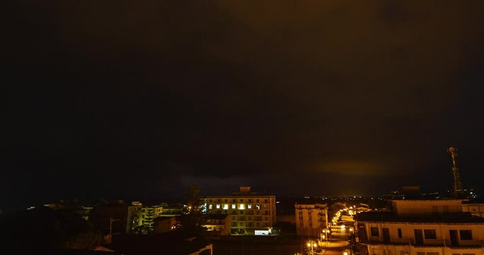 Cielo di notte con fulmini e lampi