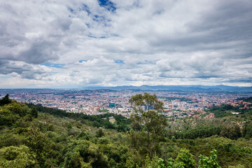 Panorámica desde los cerros orientales de Bogotá DC, ciudad capital de Colombia
Construcciones y...