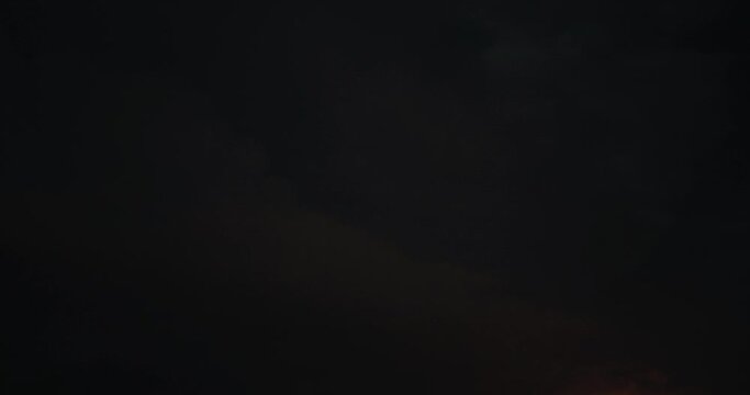 Cielo di notte con fulmini e lampi