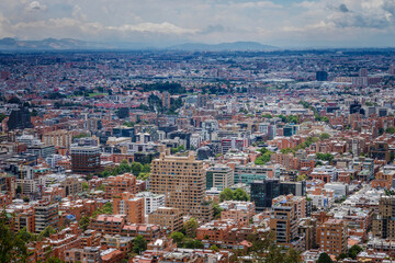 Panorámica desde los cerros orientales de Bogotá DC, ciudad capital de Colombia
Construcciones y...