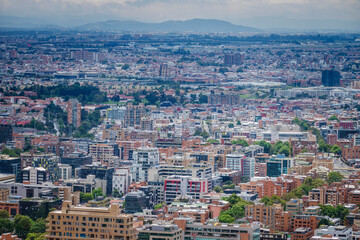 Fototapeta na wymiar Panorámica desde los cerros orientales de Bogotá DC, ciudad capital de Colombia Construcciones y edificios de la ciudad capital de Colombia