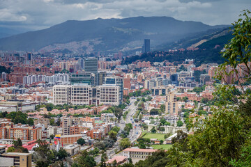 Panorámica desde los cerros orientales de Bogotá DC, ciudad capital de Colombia
Construcciones y...