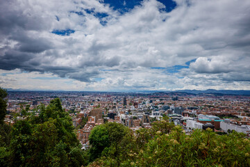 Panorámica desde los cerros orientales de Bogotá DC, ciudad capital de Colombia
Construcciones y...