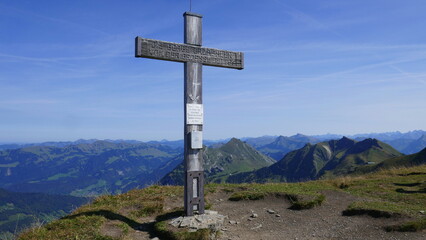 Gipfelkreuz mit herrlichem Ausblick auf dem Hochblanken, Damüls, Vorarlberg