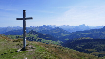 Bergpanorama vom Ragazer Blanken mit Gipfelkreuz, Dam&uuml;ls, Vorarlberg
