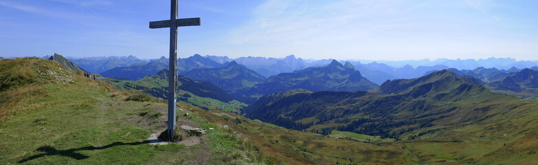 Fototapeta na wymiar Panoramaaufnahme vom Ragazer Blanken mit Gipfelkreuz