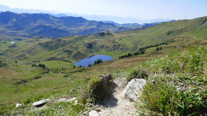 Blick auf den Sünser See beim Abstieg vom Sünserjoch, Damüls, Vorarlberg