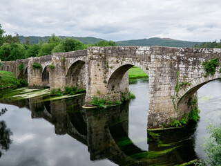 Fototapeta premium Puente medieval sobre el río Ulla en Pontevea, Teo, A Coruña, Galicia, España