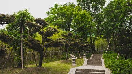 Obraz premium Footpath between trees in Lanting (Orchid Pavilion) scenic area, Shaoxing, China